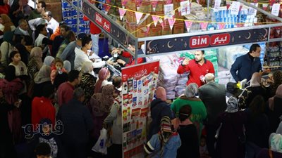 للاستفادة من التخفيضات.. زحام على معرض أهلا رمضان بمدينة نصر (صور) 