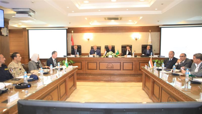 محافظ الجيزة يجتمع