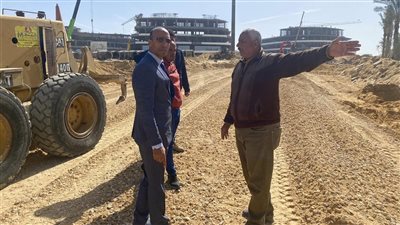 رئيس جهاز القاهرة الجديدة يتابع أعمال تنفيذ طرق R5 وR6 بالمدينة