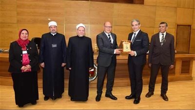 الملتقى العلمي البحثي الدولي بجامعة سوهاج يكرم نقيب الإعلاميين