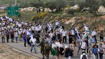 المستوطنون الإسرائيليون يعتدون على المواطنين الفلسطينيين في الضفة الغربية