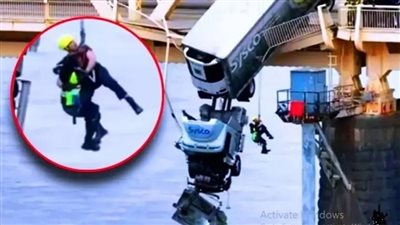 عملية إنقاذ مذهلة لسائقة علقت كابينة شاحنتها تحت جسر بأمريكا (فيديو)