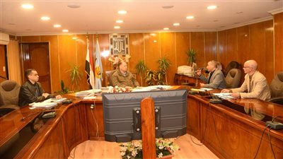 محافظ أسيوط يبحث جهود تنفيذ الخطة الاستراتيجية للسكان