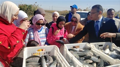 طلاب جامعة القناة في زيارة لمشروع الفيروز للاستزراع السمكي بشرق بورسعيد (صور)