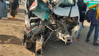 إصابة 13 شخصا في تصادم ميكروباص بجرار بالبحيرة (صور)