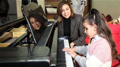 وزيرة الثقافة تحضر أول دروس العزف على البيانو لطفلة 