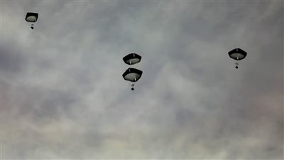 الإنزال الجوي في غزة.. مساعدات تحت ضغط الحرب.. واشنطن تسقط 35 ألف وجبة.. ومصر والإمارات وفرنسا تبدآن عملية طيور الخير