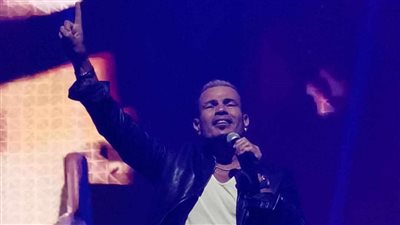 عمرو دياب يشعل حفله في أبو ظبي وسط تفاعل جماهيري كبير (فيديو وصور)