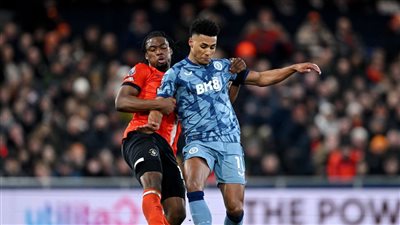 أستون فيلا يفوز على لوتون تاون 3-2 في لقاء قوي بالدوري الإنجليزي 