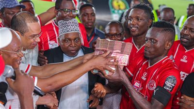 كاش، رئيس سيمبا التنزاني يوزع مكافآت التأهل لربع نهائي دوري الأبطال داخل الملعب 