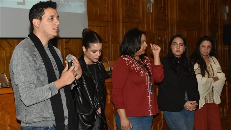 مناقشة مجموعة من