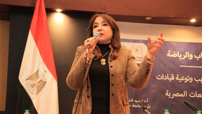 عضو مجلس الشيوخ يناقش طلاب جامعة حلوان عن الأمن السيبرانى