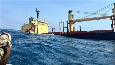 الجيش الأمريكي يحذر من ارتطام السفن المارة بالبحر الأحمر بـروبيمار الغارقة