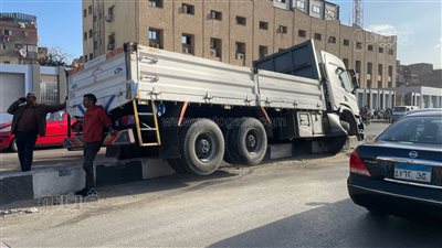 تكدس مروري بسبب تصادم سيارة بالرصيف أعلى كوبري عباس (صور) 