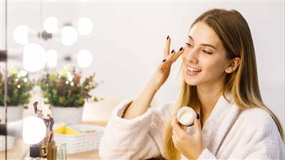 روتين العناية بالبشرة قبل النوم، إزالة المكياج أول وأهم خطوة