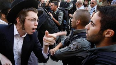 تجنيد الحريديم نيران صديقة تهدد حكومة نتنياهو.. الجماعة المتشددة ترفض الانخراط في الحرب.. يشكلون 13% من إسرائيل.. ودخولهم كارثة لجيش الاحتلال