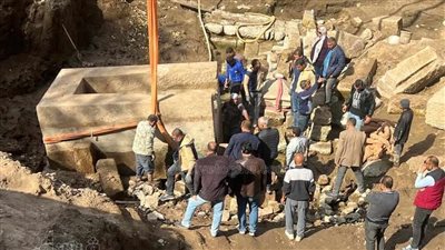تفاصيل العثور على تابوت أثري خلال أعمال إنشاء مستشفى بنها الجديد.. المقبرة عمرها 2700 عام لكاتب الملك.. والجامعة تعلن مصير المشروع (صور)