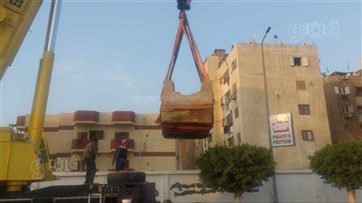 لقطات حصرية من موقع نقل تابوت أثري عثر عليه بمستشفى بنها الجامعي الجديد