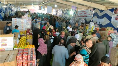 إقبال كثيف من المواطنين على معارض أهلا رمضان بالجيزة