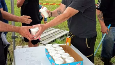 في بطولة العالم لاصطياد البعوض، سر ارتداء المتسابقين اللون الأسود