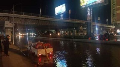 توقف الحركة المرورية بمحور المحمودية بالإسكندرية بسبب كسر ماسورة مياه (صور) 