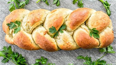 طريقة عمل خبز الضفيرة بالبقدونس والجبن والثوم 