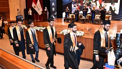 جامعة حلوان تحتفل بتخرج أول دفعة من كلية الطب (صور)