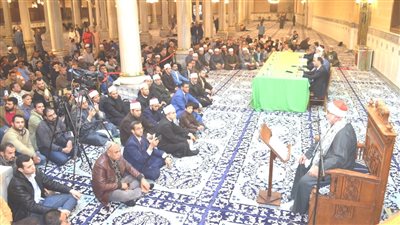 ختام قراءة وشرح كتاب الأذكار المنتخبة من كلام سيد الأبرار بمسجد الإمام الحسين (صور)