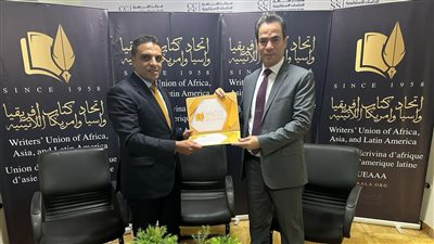 اتحاد كتاب أفريقيا وآسيا يكرم جمال أبو الحسن على كتابه 