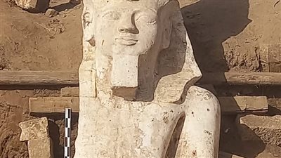 الكشف عن الجزء العلوي من تمثال رمسيس الثاني في المنيا