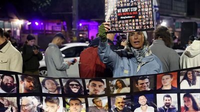 مئات المتظاهرين يتجمعون خارج مقر نتنياهو للمطالبة بصفقة رهائن فورية مع حماس