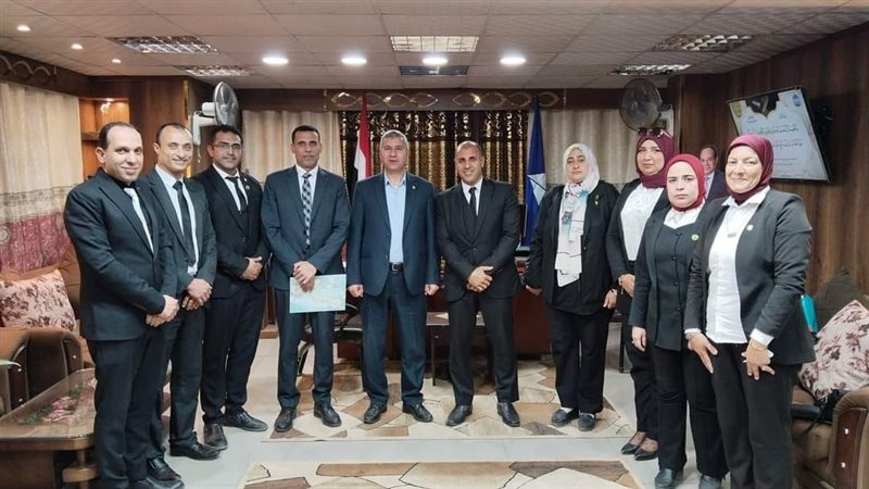 وكيل الوزارة مع مديري