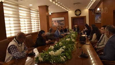 محافظ بورسعيد يبحث سبل التعاون مع وفد شركة EYP للاستثمار (صور) 