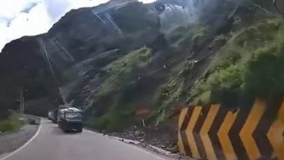 صخرة عملاقة تسحق شاحنة على طريق جبلي في البيرو (فيديو)