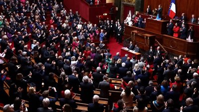 أستاذ قانون يكشف أسباب تعديل الدستور الفرنسي لإقرار حق المرأة في الإجهاض