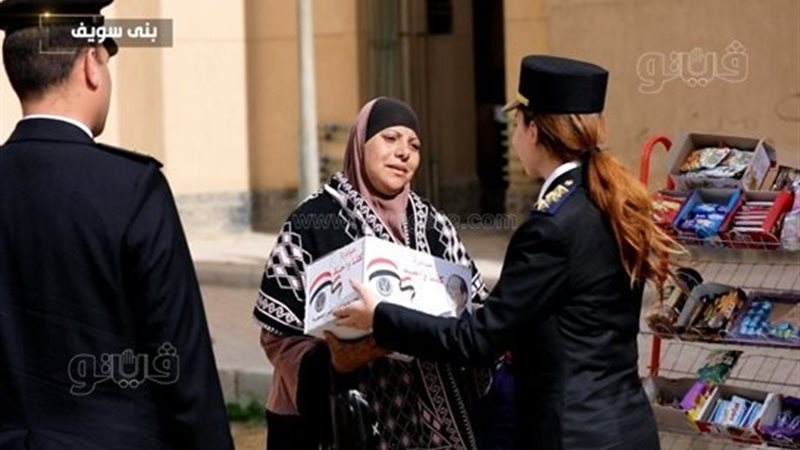 الداخلية توزع عبوات