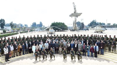 قادة القوات المسلحة السابقون وأسرهم يزورون قيادتي قوات المظلات والصاعقة