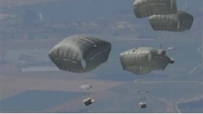 استشهاد 5 فلسطينيين وإصابة 10 آخرين بسبب سقوط صناديق مساعدات على منازلهم 