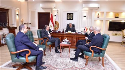 وزير العمل يبحث مع رئيسي اتحاد الصناعات والغرف التجارية ملفات مشتركة