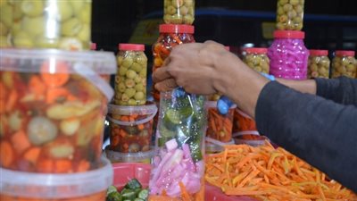 أسعار الطرشي في رمضان 2024، حكاية أقدم محل مخللات في السيدة زينب، والحريف: أنوي توريث المهنة لأبنائي ( فيديو وصور)