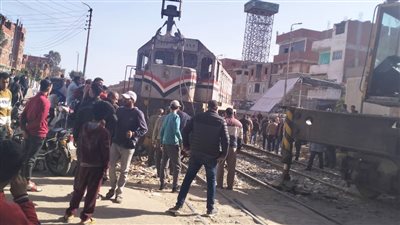 رفع جرار قطار الإسماعيلية بعد خروجه عن القضبان (صور) 