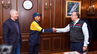 محافظ الإسكندرية يكرم عامل نظافة لأمانته في رد 300 ألف جنيه