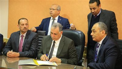 نقيب المحامين يتسلم أرض المدينة السكنية بأسيوط ويضع حجر الأساس للبدء في الإنشاءات