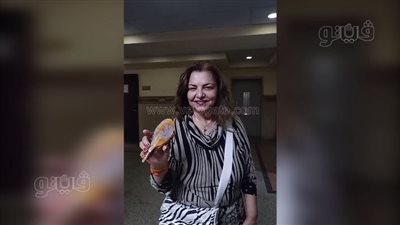 الفنانة عزة لبيب تتجول بمعرض التراث القناوي بقصر ثقافة قنا وتلتقط السلفي مع الأهالي (فيديو)