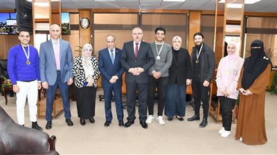 رئيس جامعة القناة يستقبل فريق كلية العلوم الفائز بالمركز الأول بمؤتمر الطاقة 