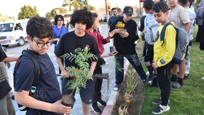 وفد طلابي يدعم مرضي السرطان بزراعة أشجار بمستشفى أورام الأقصر (صور)