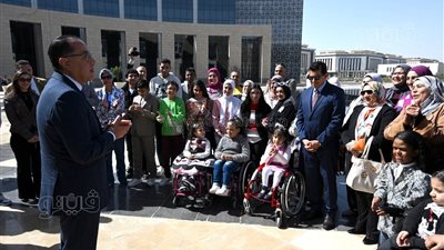 رئيس الوزراء يلبي طلب طفلة من ذوي الهمم (صور)