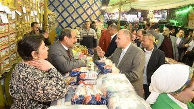 محافظ أسيوط يفتتح معرض بيع السلع بأسعار مخفضة بحي غرب 