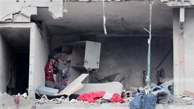 شهداء وجرحى في قصف إسرائيلي لمنزل في دير البلح (فيديو)