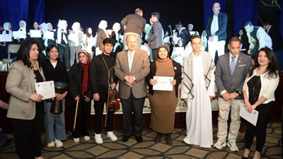 محافظ أسيوط يشهد عرض متحف الشمع في حفل ختام الأنشطة الطلابية